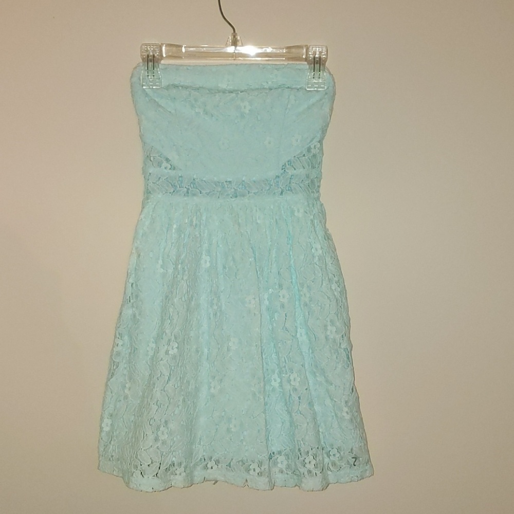Girls strapless dress.